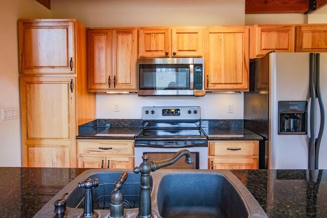 Building Photo - Lovely Home and Property Located on Honeym...