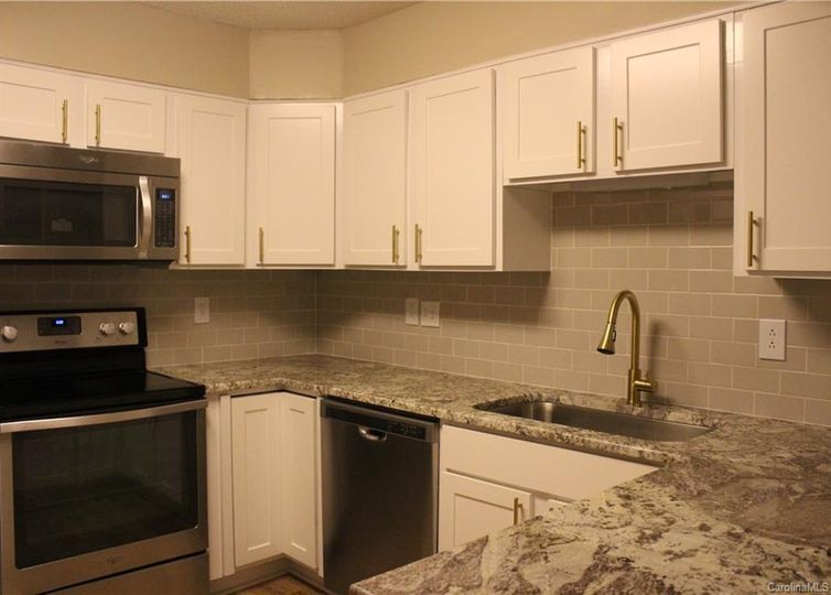 Building Photo - 8017 Greenside Ct