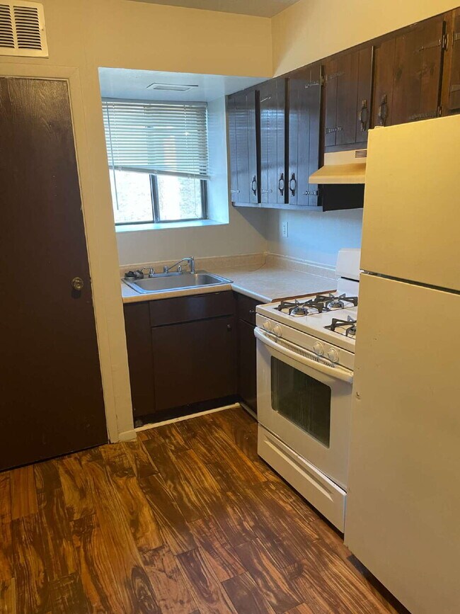 Building Photo - 1 bedroom unit in clairton 50% off move in...