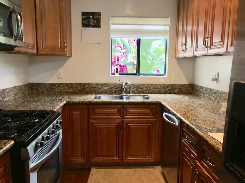 Building Photo - 4255 Las Virgenes Rd