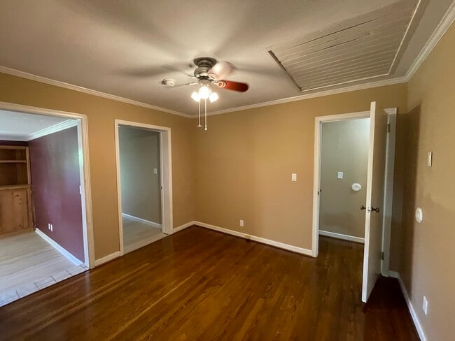 Building Photo - 2208 White Oak Dr