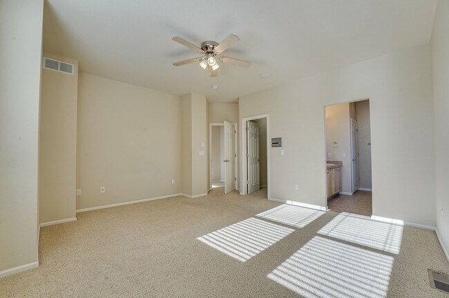 Building Photo - 2 bedroom, 2.5 bath townhome in Observatory Village