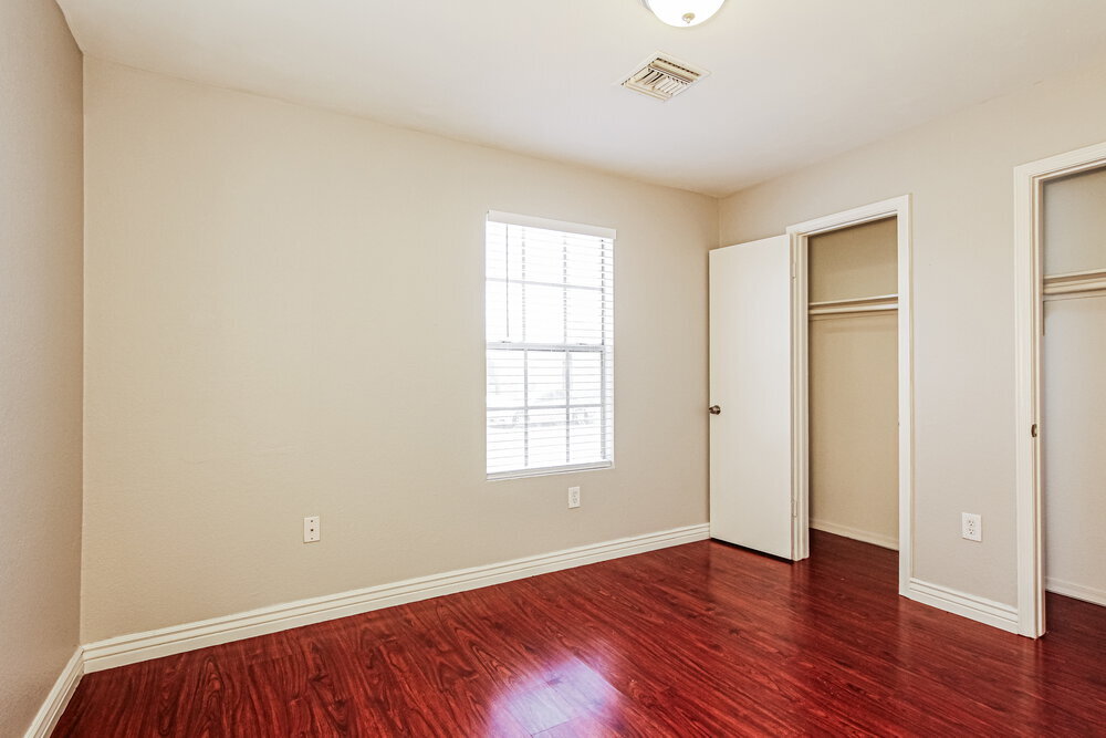 Building Photo - 7848 W Fleetwood Ln
