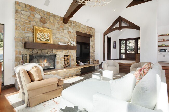 Building Photo - 875 Horse Ranch Dr