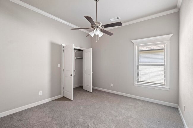 Building Photo - 9541 Oak Forest Ln