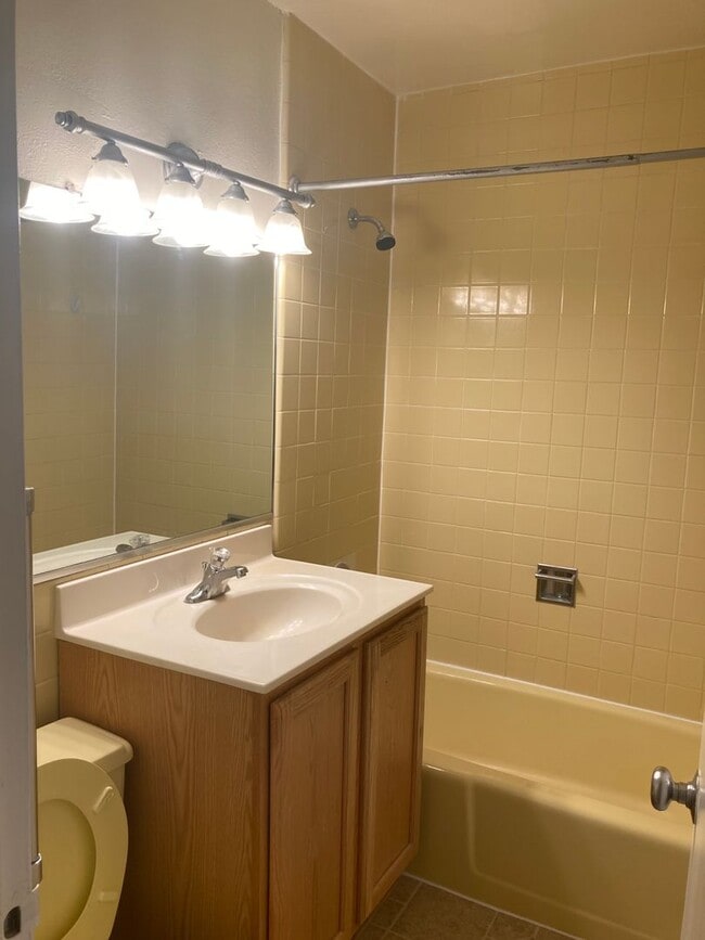 Building Photo - Impeccable 2 Bed 2 Bath Condo With Breatht...