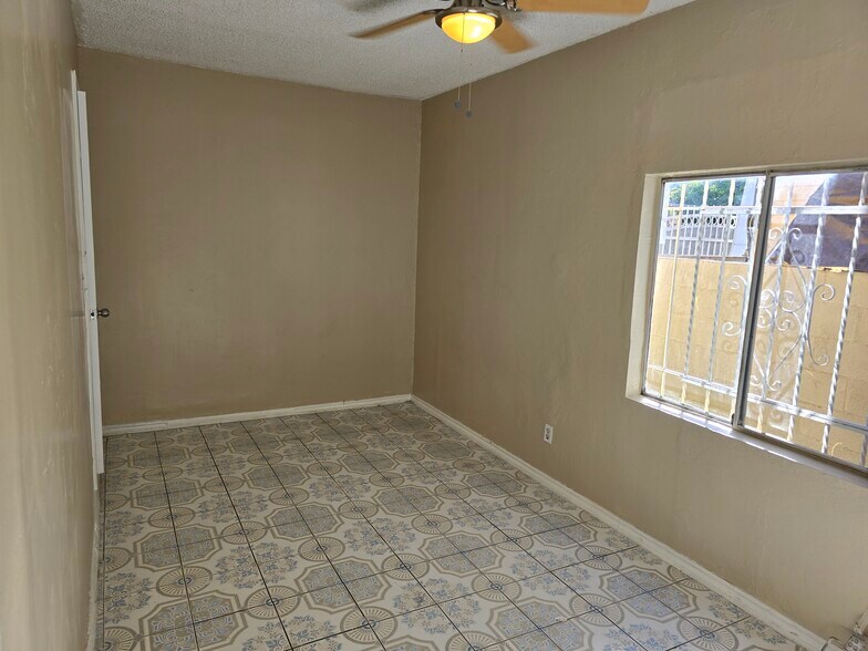 Building Photo - 336 W 41st St