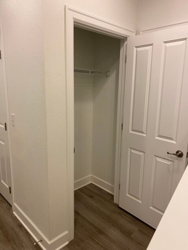 Building Photo - Luxury Townhome!