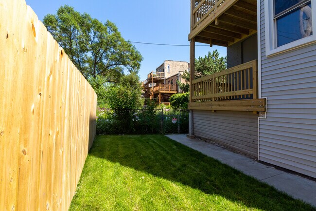 Building Photo - 2618 W Evergreen Ave
