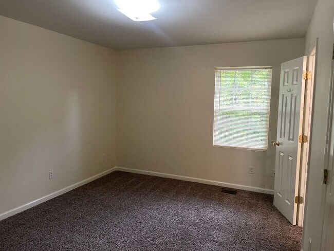 Building Photo - 136-138 LAMBERT DR