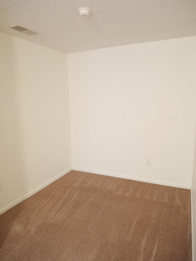 Building Photo - One Bedroom Unit in Somerset Park Condos! ...