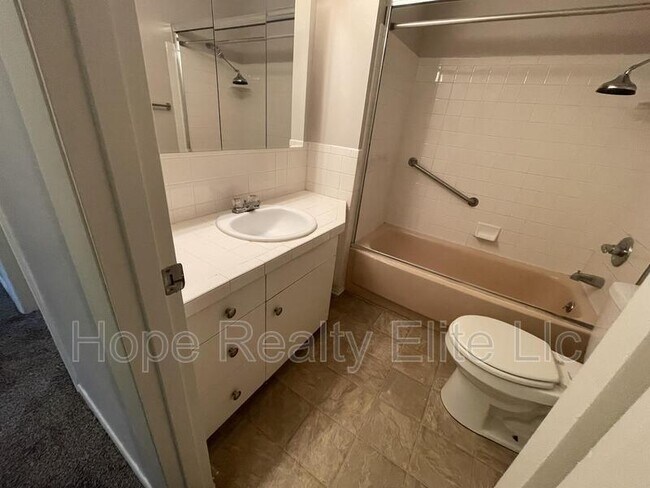 Building Photo - 1219 Whitehouse Dr