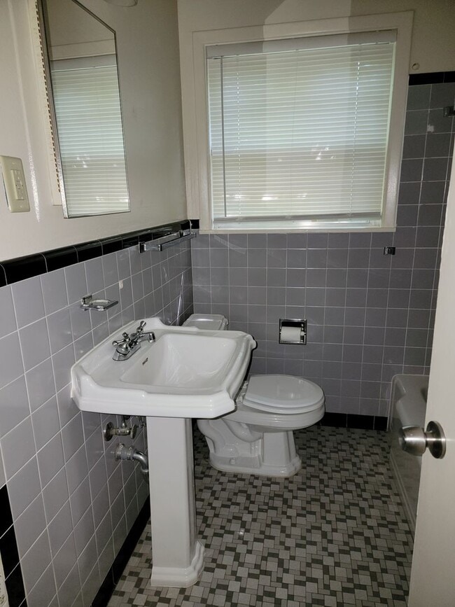 Building Photo - 3 bedroom 2 Bathroom Home