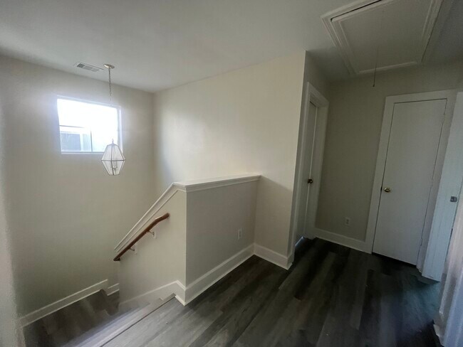 Building Photo - 11809 Longwood Garden Way