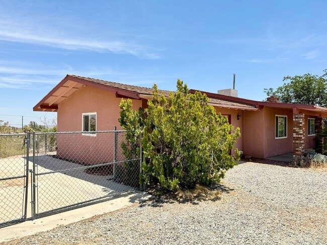 Building Photo - Come soon! 2 Bedroom home