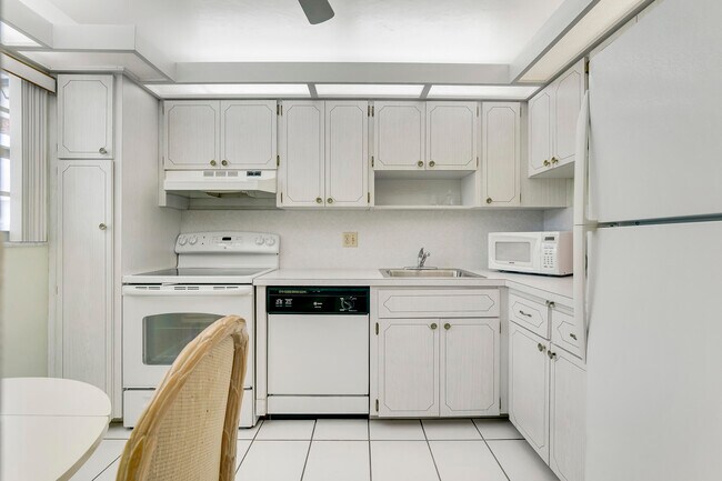 Building Photo - 20 Yacht Club Dr