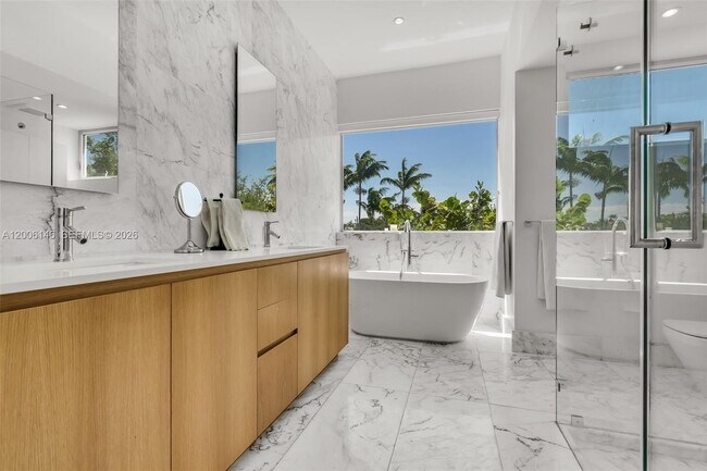 Building Photo - 230 W McIntyre St