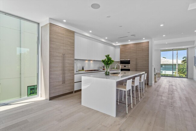 Building Photo - 1070 Del Harbour Dr