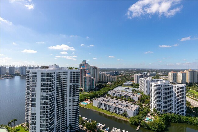 Building Photo - 3500 Mystic Pointe Dr