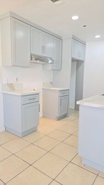 Building Photo - 892 Robin Dr