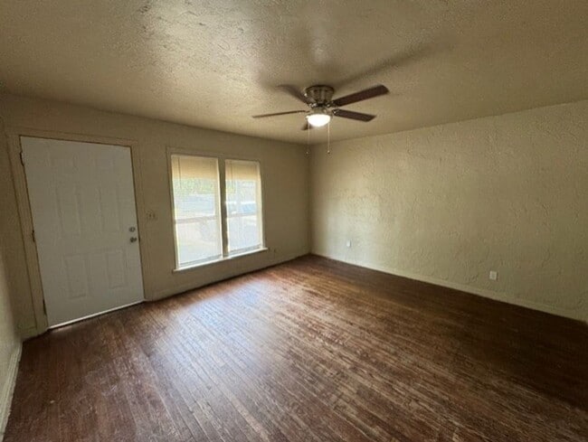 Building Photo - 2 bed 1 bath in OKC! New paint and ready f...