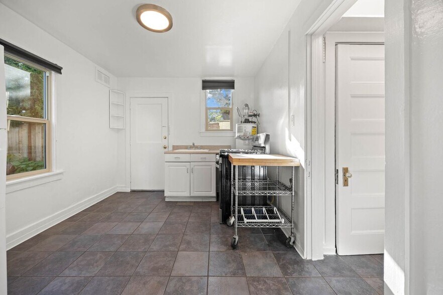 Building Photo - 1816 Carleton St