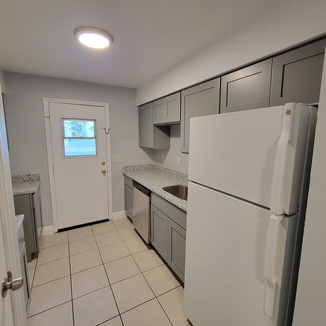 Building Photo - Charmin 3/1 Duplex In Groveland FL