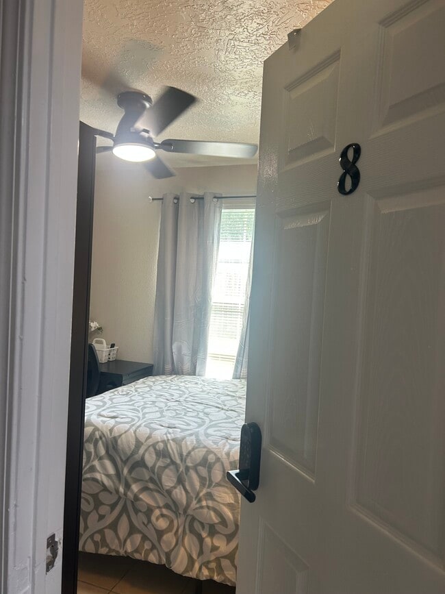 Building Photo - 523 Cresline St