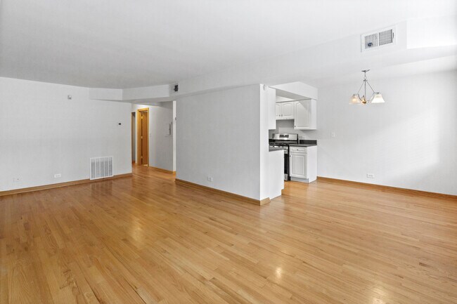 Building Photo - 2112 W Armitage Ave