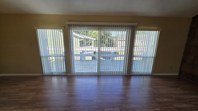 Building Photo - 135 April Point Dr N