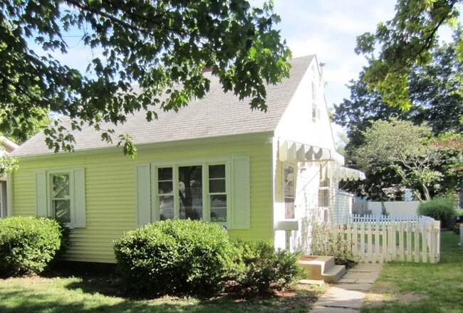 Building Photo - Beautiful Single Family Home - Walking distance to Schools and Downtown
