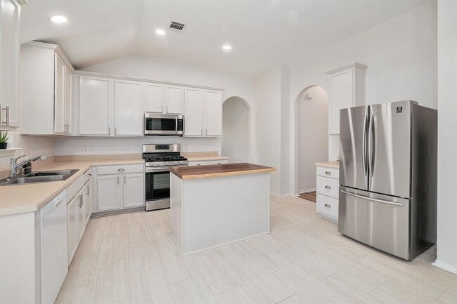 Building Photo - 108 Windmill Cir