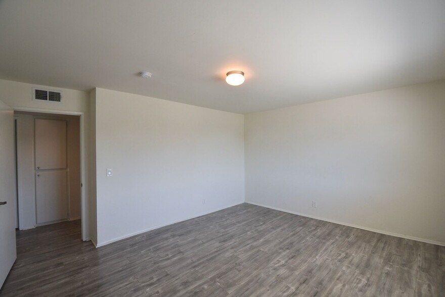 Building Photo - 2119 Elsinore St