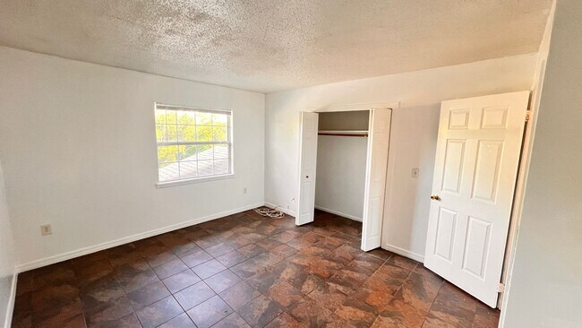 Building Photo - 122 Lori Anne Ln