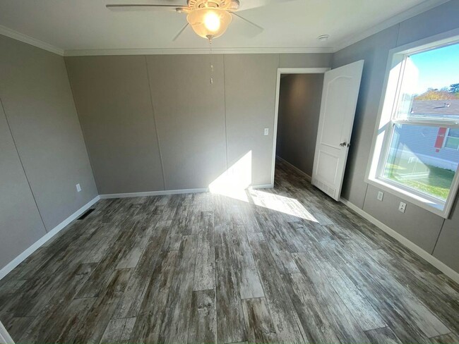 Building Photo - 129 Zimmer Dr W