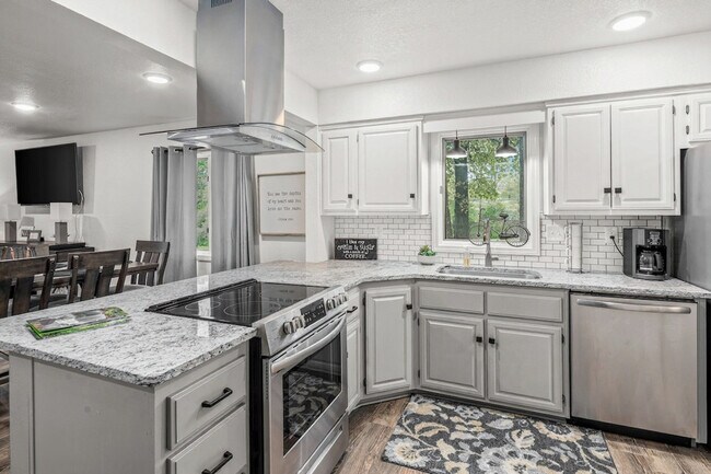 Building Photo - 30 Lunsford Ln