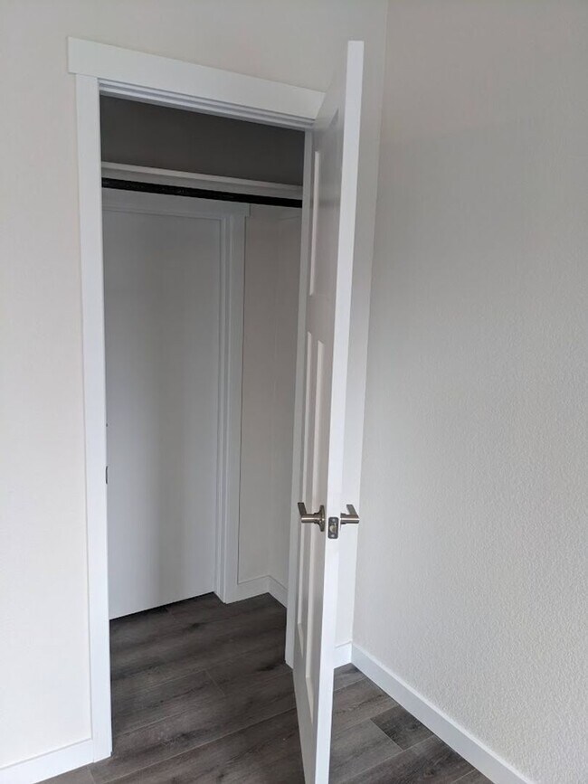 Building Photo - End Unit Townhome in Mountain Shadows near...