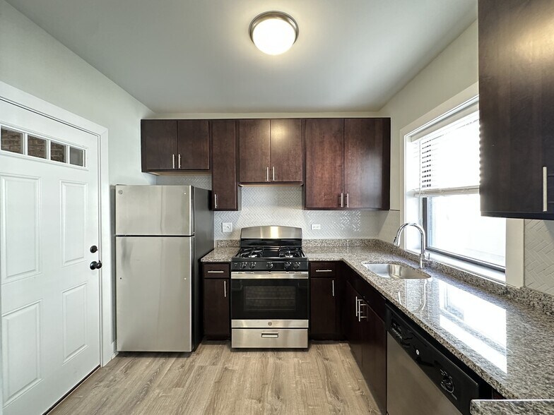 Building Photo - 722 W Brompton Ave