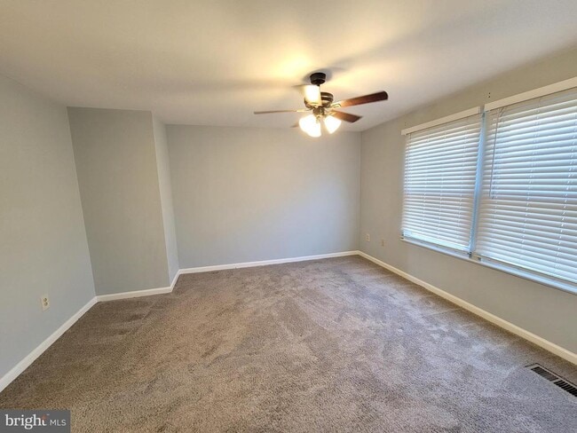 Building Photo - 5584 Talbot Ct