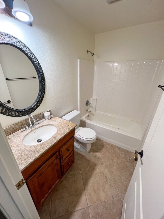 Building Photo - Spacious 4 Bedroom 3 Bathroom Home with 3 ...