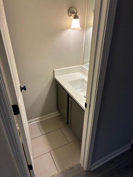 Building Photo - 579 Wedgewood Dr