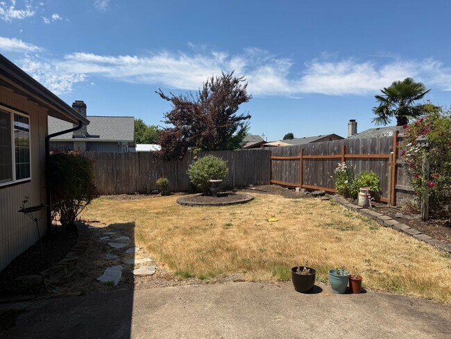 Building Photo - Updated 3-bedroom, 2-bathroom house in desirable Thurston neighborhood!