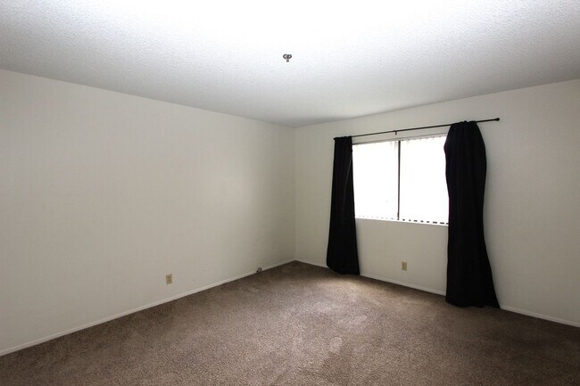 Building Photo - Large 2 bedroom 2 bathroom condo available...