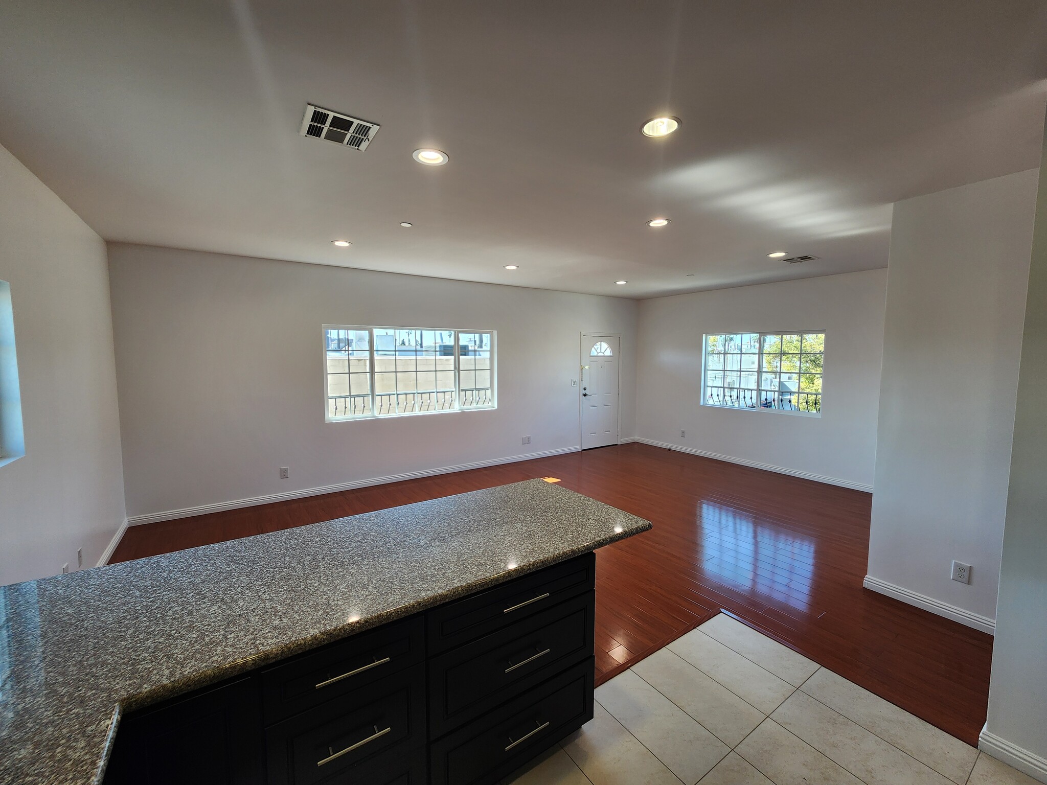 Building Photo - 1516 1/2 N Kingsley Dr