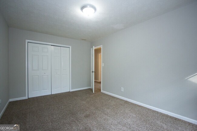 Building Photo - 2139 Golfview Dr SE