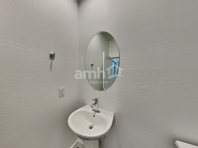 Building Photo - 6615 S 42nd Dr