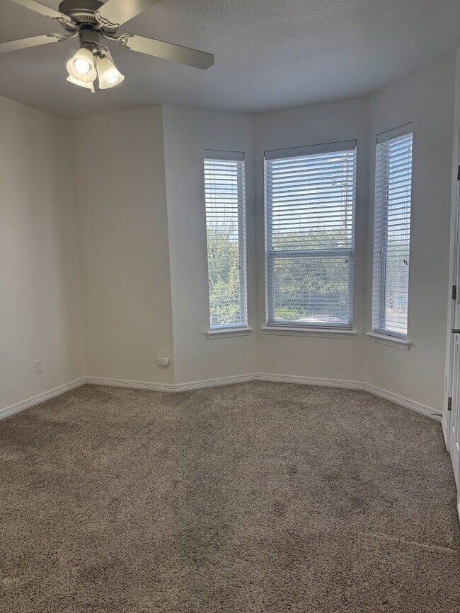 Building Photo - 4 Bedrooms and 4.5 baths in College Station