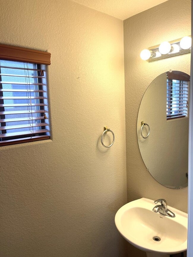 Building Photo - 985 E Saddle Way