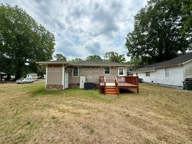 Building Photo - 204 W Barbee St