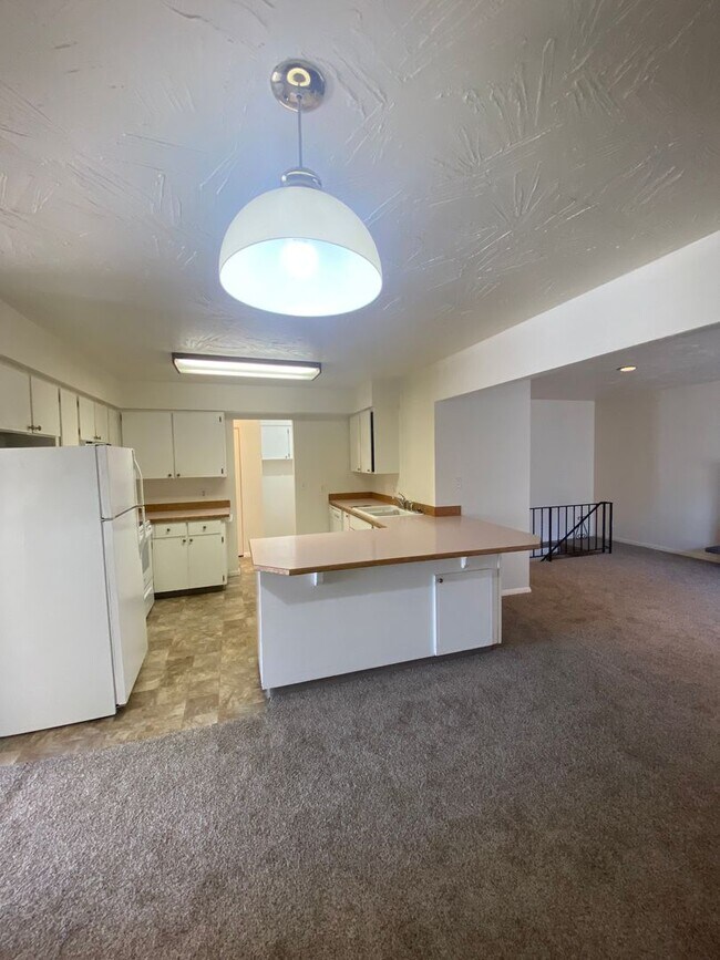 Building Photo - SINGLE FAMILY HOME ON HILLCREST (APP#72)
